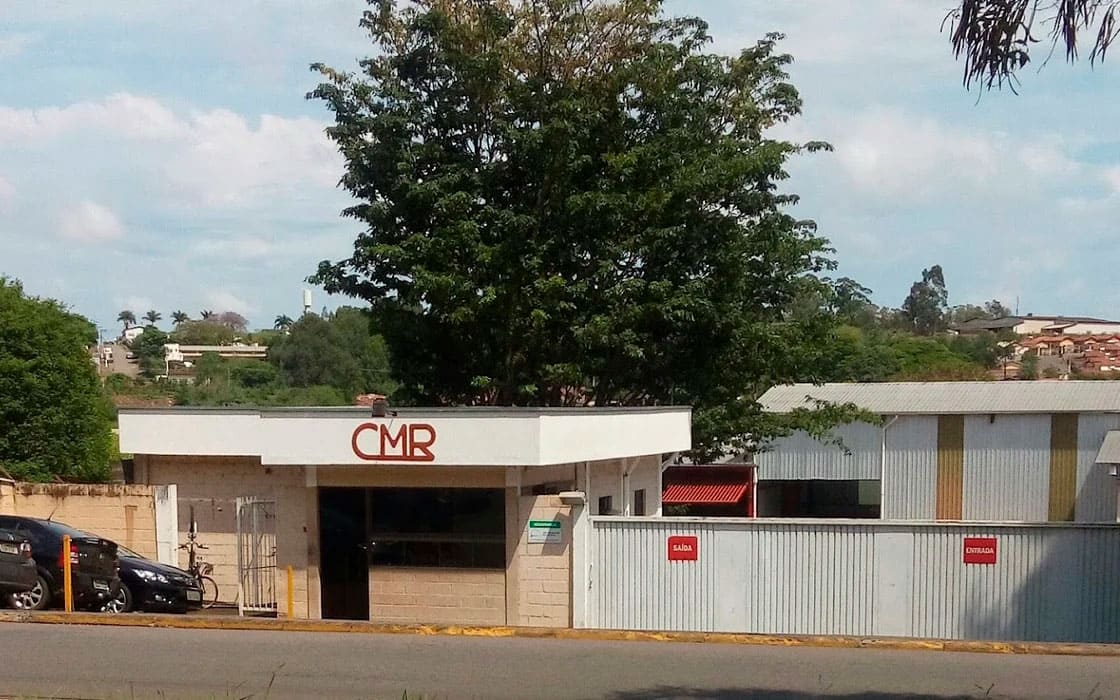 Foto da faixada da CMR contendo árvores ao fundo